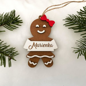 Vianočná ozdôbka - Perníček – dievčatko prinesie do vášho domova kúzlo tradičných Vianoc. Roztomilý dizajn pripomína voňavé medovníky a krásne vynikne na vianočnom stromčeku.