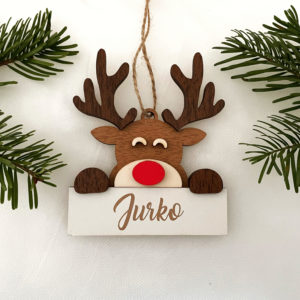 Vianočná ozdôbka - Sobík – chlapček prinesie do vášho domova kúzlo zimnej rozprávky. Roztomilý sobík s veselým výrazom krásne vynikne na vianočnom stromčeku a dokonale doplní sviatočnú výzdobu.