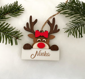 Vianočná ozdôbka - Sobík – dievčatko prinesie do vášho domova kúzlo zimnej rozprávky. Roztomilý sobík s veselým výrazom krásne vynikne na vianočnom stromčeku a dokonale doplní sviatočnú výzdobu.