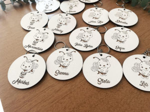 Kľúčenky pre deti: Čmeliačikovia sú ideálnou voľbou! Veselé a farebné prevedenie v tvare milých čmeliakov pomáha deťom ľahšie spoznať svoje veci a prináša im radosť pri každodennom používaní. Sú ľahké, bezpečné a vhodné na zavesenie na batôžtek, vrecúško či kľúče.