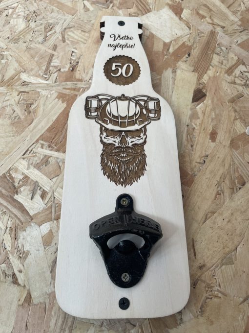 Otvárak na pivo: Drsný pivár je skvelý darček pre každého milovníka zlatistého moku. Robustné spracovanie, originálny dizajn a praktické využitie z neho robia nevyhnutnú výbavu každého pravého pivára. Urobte radosť sebe alebo kamarátovi týmto štýlovým doplnkom!