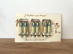 Svadobný finančný dar z dreva