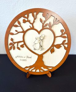 Tento svadobný strom je elegantnou a originálnou dekoráciou. Bol navrhnutý špeciálne pre svadobné oslavy. Tento nádherný kúsok je určený na umiestnenie na stôl, aby vytvoril atmosféru romantiky a radosti pre novomanželov a ich hostí. Je vyrobený z dvoch vrstiev.