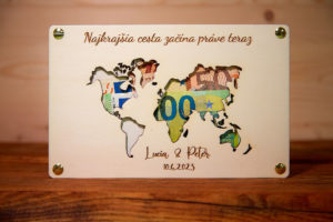 Drevená obálka na peniaze Najkrajšia cesta začína teraz. Darujte finančný dar štýlovo, určite ich poteší ich prvý milión.