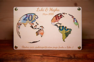 Drevená obálka na peniaze spoločný život. Darujte finančný dar štýlovo, určite ich poteší ich prvý milión.