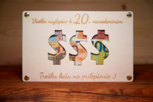 Drevená obálka na peniaze na špeciálnu príležitosť. Darujte finančný dar štýlovo.