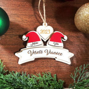 Vianočné čapice s dvoma menami z dreva prinesú do vášho domova jedinečné kúzlo. Ideálne na ozdobenie stromčeka alebo ako originálny darček pre vašich blízkych.
