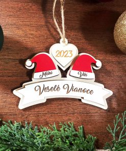 Vianočné čapice s dvoma menami z dreva prinesú do vášho domova jedinečné kúzlo. Ideálne na ozdobenie stromčeka alebo ako originálny darček pre vašich blízkych.