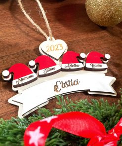 Vianočné čapice so štyrmi menami z dreva prinesú do vášho domova jedinečné kúzlo. Ideálne na ozdobenie stromčeka alebo ako originálny darček pre vašich blízkych.