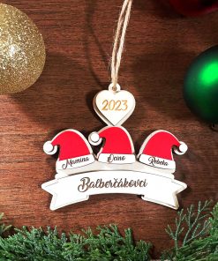 Vianočné čapice s tromi menami z dreva prinesú do vášho domova jedinečné kúzlo. Ideálne na ozdobenie stromčeka alebo ako originálny darček pre vašich blízkych.