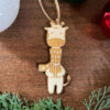 Drevená ozdôbka – vianočná žirafa je originálny doplnok na váš stromček, ktorý vnesie do vášho domova kúzlo prírody a hravú atmosféru. Roztomilý dizajn a precízne spracovanie z nej robia krásny vianočný detail aj milý darček pre vašich blízkych. Výška 10cm.