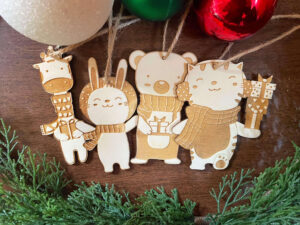 Vianočné drevené ozdoby - vytvorte si pravú sviatočnú atmosféru. Tieto jedinečné dekorácie dodajú vášmu stromčeku prírodný šarm a teplo domova. Kvalitné drevené spracovanie a detailné vyrezávanie robia z každej ozdoby malý umelecký kúsok. Ozdobte si Vianoce prírodným štýlom! 🎄✨