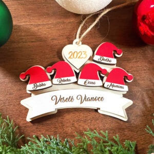 Vianočné čapice s piatimi menami z dreva prinesú do vášho domova jedinečné kúzlo. Ideálne na ozdobenie stromčeka alebo ako originálny darček