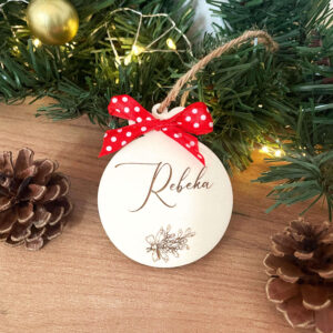 Personalizovaná vianočná ozdôbka s mašličkou je jedinečný doplnok na váš stromček, ktorý nesie osobné posolstvo. Vygravírované meno, dátum alebo krátky odkaz z nej robí krásnu spomienku aj originálny darček pre vašich blízkych.