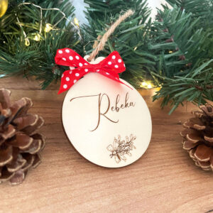 Personalizovaná vianočná ozdôbka s mašličkou je jedinečný doplnok na váš stromček, ktorý nesie osobné posolstvo. Vygravírované meno, dátum alebo krátky odkaz z nej robí krásnu spomienku aj originálny darček pre vašich blízkych.