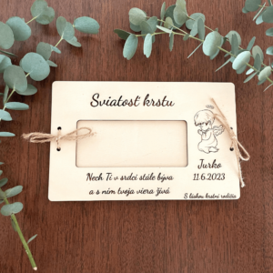 Darčeková obálka ku krstu - anjelik je elegantným a osobitým spôsobom, ako darovať peniaze alebo poukaz pri tejto nezabudnuteľnej príležitosti. Jemný dizajn v kombinácii s krásnymi detailami dodá vášmu daru špeciálny nádych a stane sa perfektným doplnkom ku krstnej oslave.