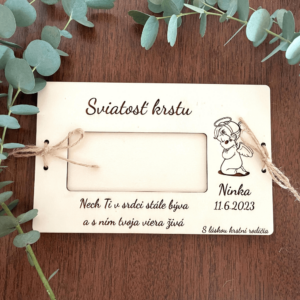 Darčeková obálka ku krstu - dievča je elegantným a osobitým spôsobom, ako darovať peniaze alebo poukaz pri tejto nezabudnuteľnej príležitosti. Jemný dizajn v kombinácii s krásnymi detailami dodá vášmu daru špeciálny nádych a stane sa perfektným doplnkom ku krstnej oslave.