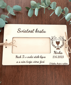 Darčeková obálka ku krstu je elegantným a osobitým spôsobom, ako darovať peniaze alebo poukaz pri tejto nezabudnuteľnej príležitosti. Jemný dizajn v kombinácii s krásnymi detailami dodá vášmu daru špeciálny nádych a stane sa perfektným doplnkom ku krstnej oslave.