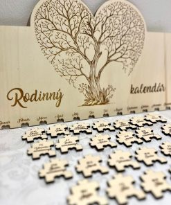 Gravírovanie na puzzle - Rodinný kalendár vytvára jedinečný vzhľad. Vytvoríme krásny a trvácny doplnok gravírovaním a označíme mená či dôležité dátumy priamo na drevo.