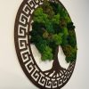 Hľadáte spôsob, ako vniesť do svojho interiéru prírodný a elegantný prvok? Machový obraz - s ornamentom - mix je skvelou voľbou! Tento nádherný obraz zo stabilizovaného machu prináša do vášho domova prírodnú krásu, ktorá nevyžaduje údržbu. Jemné ornamenty okolo stromu dodávajú obrazu sofistikovaný vzhľad, ktorý vytvára harmonickú atmosféru, ideálnu pre každý priestor.