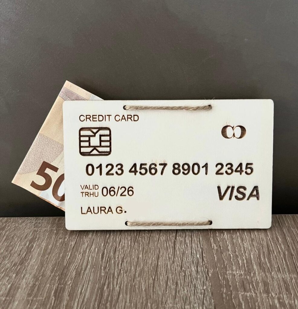 Jediná kreditná karta, za ktorú nemusíte platiť mesačné poplatky. Darujte svojim priateľom jedinečný darček v podobe "kreditky".