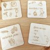 Set 6 drevených podšálok so stojanom ponúka elegantný dizajn a ochranu nábytku pred škvrnami. Dostupné sú bez gravírovania alebo s vlastnou personalizáciou – možnosť gravírovať text, logo či obrázok. Ideálne do domácnosti, kancelárie alebo ako originálny darček. Vyrobené z kvalitného dreva, ktoré je ekologické a odolné. Ak potrebujete viac kusov, neváhaj nás kontaktovať!