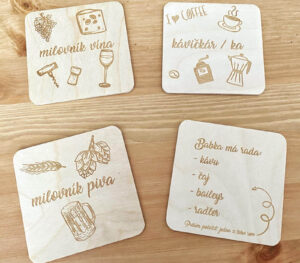 Set 6 drevených podšálok so stojanom ponúka elegantný dizajn a ochranu nábytku pred škvrnami. Dostupné sú bez gravírovania alebo s vlastnou personalizáciou – možnosť gravírovať text, logo či obrázok. Ideálne do domácnosti, kancelárie alebo ako originálny darček. Vyrobené z kvalitného dreva, ktoré je ekologické a odolné. Ak potrebujete viac kusov, neváhaj nás kontaktovať!
