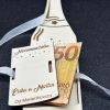 Drevená fľaša na peniaze - Svadobný dar. Chcete sa odlíšiť a darovať svadobný dar štýlovo? Drevená fľaša na peniaze s personalizáciou je ideálne riešenie :) Inak povedané, dáte peniaze na DREVO! 🙂