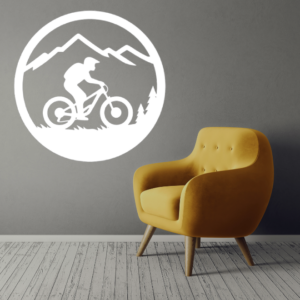 Elegantný obraz cyklistu na lúke medzi stromami s majestátnymi horami v pozadí dodá vášmu interiéru prírodný a športový nádych. Vďaka kvalitnému spracovaniu a 3D efektu krásne vynikne na každej stene.