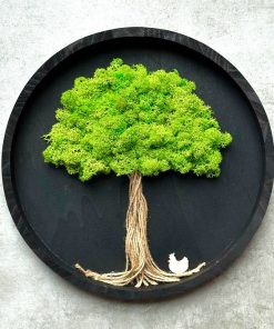 Machový obraz - strom v kruhu je skvelou voľbou! Tento jedinečný obraz z prírodného stabilizovaného machu prináša do vášho domova harmóniu a pokoj. Bez potreby údržby a zalievania si zachováva svoju krásu a sviežosť po dlhú dobu, čo ho robí ideálnym ekologickým doplnkom pre moderné aj prírodne ladené interiéry.