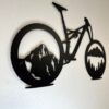 Originálny obraz bicykla, ktorého predné koleso tvorí les s horami a zadné iba majestátna hora. Minimalistický a moderný dizajn dodá interiéru jedinečný vizuálny efekt