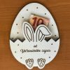 Drevené vajíčko od veľkonočného zajaca je originálny a zábavný darček na Veľkú noc. Skladá sa z dvoch častí, medzi ktoré môžete vložiť peniaze, a je ozdobené ušami a nohami zajaca. Vyrobené z kvalitnej topoľovej preglejky, s rozmermi 14 cm x 10 cm, a možnosťou personalizácie textu za príplatok 2 €. Tento vtipný darček je skvelým spôsobom, ako obdarovať šibačov.