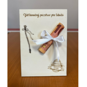 Tabuľka pre šibačov je originálny darček, ktorý obsahuje nápis "Veľkonočný pozdrav pre šibačov", obrázok pleteného korbáča a personalizované meno v vajíčku. K dispozícii s menom alebo bez, s možnosťou prispôsobenia textu. S mašľou, na ktorej sú pripevnené papierové peniaze. Rozmery: 14 cm x 10 cm.