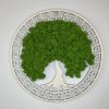 Machový obraz - s bielym ornamentom zo stabilizovaného machu prináša nadčasovú kombináciu prírodnej estetiky a sofistikovaného dizajnu. Biele ornamentálne prvky vytvárajú jemný kontrast so sýtozeleným machom a dodávajú obrazu noblesu, vzdušnosť a čistotu.