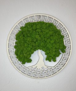 Machový obraz - s bielym ornamentom zo stabilizovaného machu prináša nadčasovú kombináciu prírodnej estetiky a sofistikovaného dizajnu. Biele ornamentálne prvky vytvárajú jemný kontrast so sýtozeleným machom a dodávajú obrazu noblesu, vzdušnosť a čistotu.