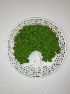 Machový obraz - s bielym ornamentom zo stabilizovaného machu prináša nadčasovú kombináciu prírodnej estetiky a sofistikovaného dizajnu. Biele ornamentálne prvky vytvárajú jemný kontrast so sýtozeleným machom a dodávajú obrazu noblesu, vzdušnosť a čistotu.