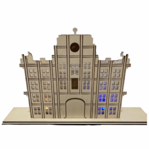 Drevený dekoračný domček je viac než len ozdoba. Je to symbol pokoja a umelecký doplnok v jednom. Vďaka osvetleniu rozžiari vaše večery a stane sa súčasťou každodennej pohody. Jeho nadčasový vzhľad ho predurčuje na to, aby vás sprevádzal celé roky.