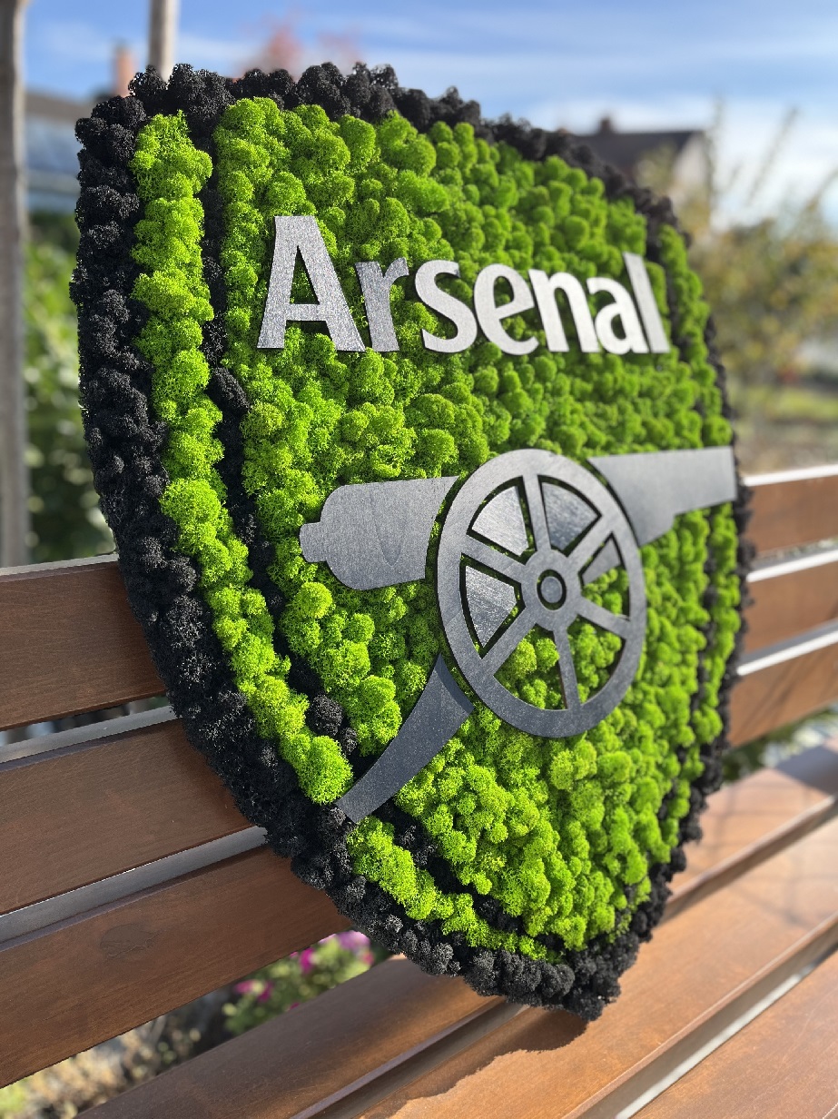 Machové logo Arsenal prináša do priestoru nielen vizuálnu originalitu, ale aj klubového ducha, výnimočnú atmosféru a prirodzenú energiu, ktorá nikdy nevybledne.