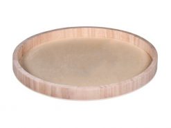 Okrúhly drevený rám v sebe spája estetiku, funkčnosť a jednoduchosť. Každý jeho detail odráža úctu k prírode a remeselnej práci.