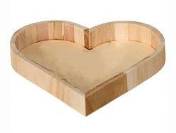 Drevené srdce v sebe spája symboliku lásky a silu prírody. Prináša do priestoru prirodzenú rovnováhu, jemnosť aj kúsok remeselného umenia.