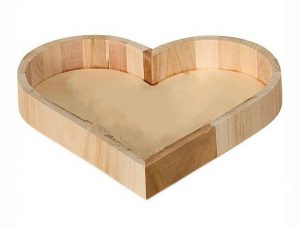 Drevené srdce v sebe spája symboliku lásky a silu prírody. Prináša do priestoru prirodzenú rovnováhu, jemnosť aj kúsok remeselného umenia.