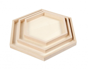 Drevený rám – hexagón sa výborne hodí aj ako darček. Môžete ho venovať ako hotový aranžmán plný zelene alebo ako prázdny rám, ktorý ponúka priestor pre vlastnú tvorbu. V oboch prípadoch ide o dar, ktorý poteší, zaujme a zostane ako trvalá súčasť interiéru.