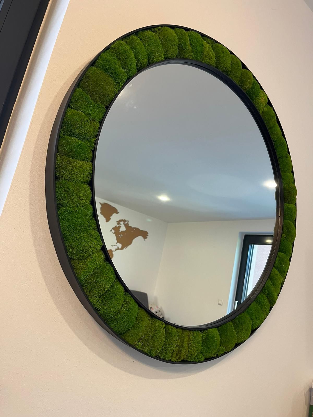 Objav okrúhle machové zrkadlo so stabilizovaným machom. Ručná výroba na Slovensku, nadčasový dizajn, žiadna údržba a výber farieb podľa teba.