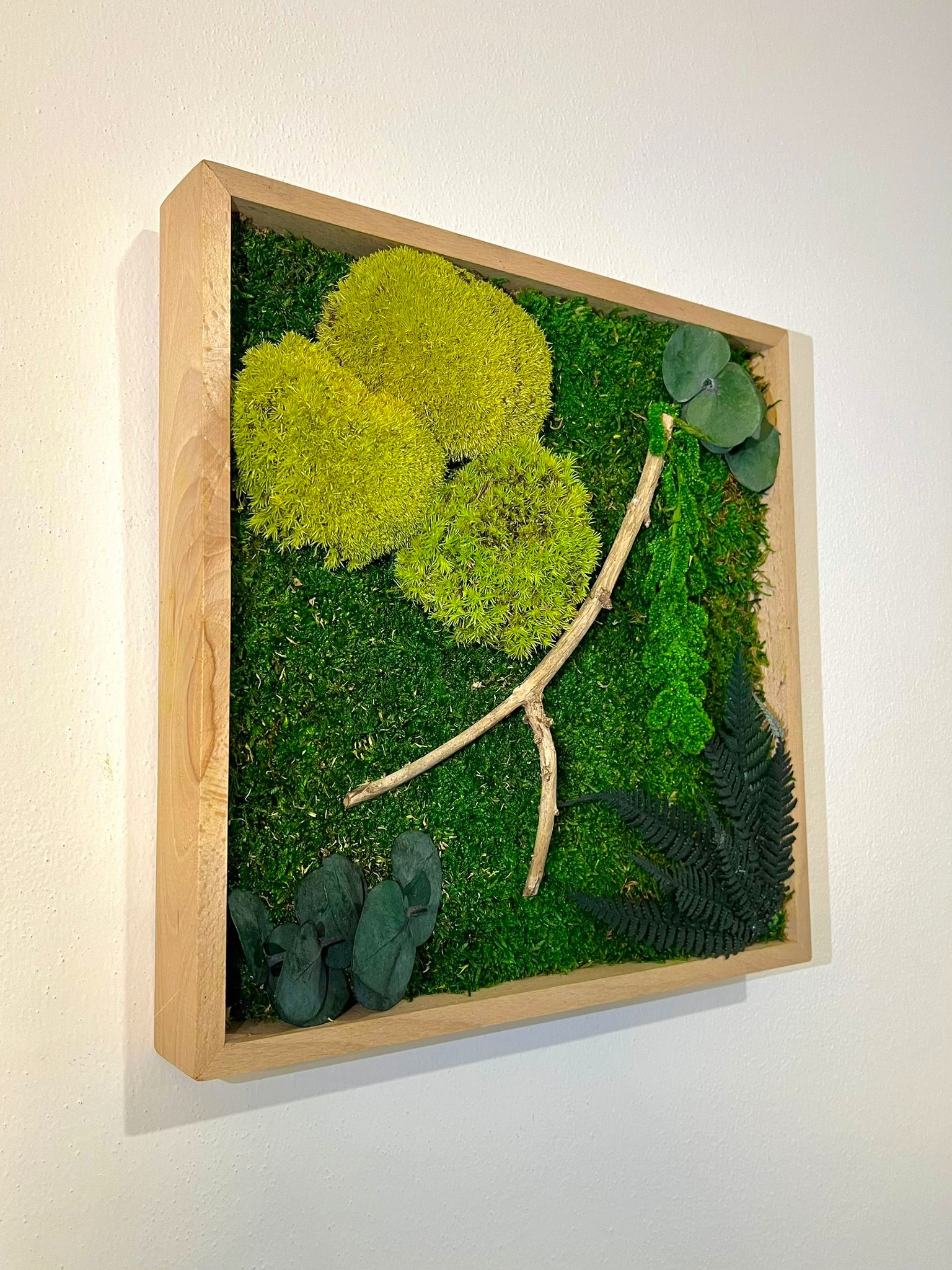 Moderný machový obraz s 3D rastlinami vytvára prirodzenú hĺbku a nadčasovú atmosféru. Vyrobíme ho ručne na Slovensku a bez údržby ti vydrží dlhé roky.