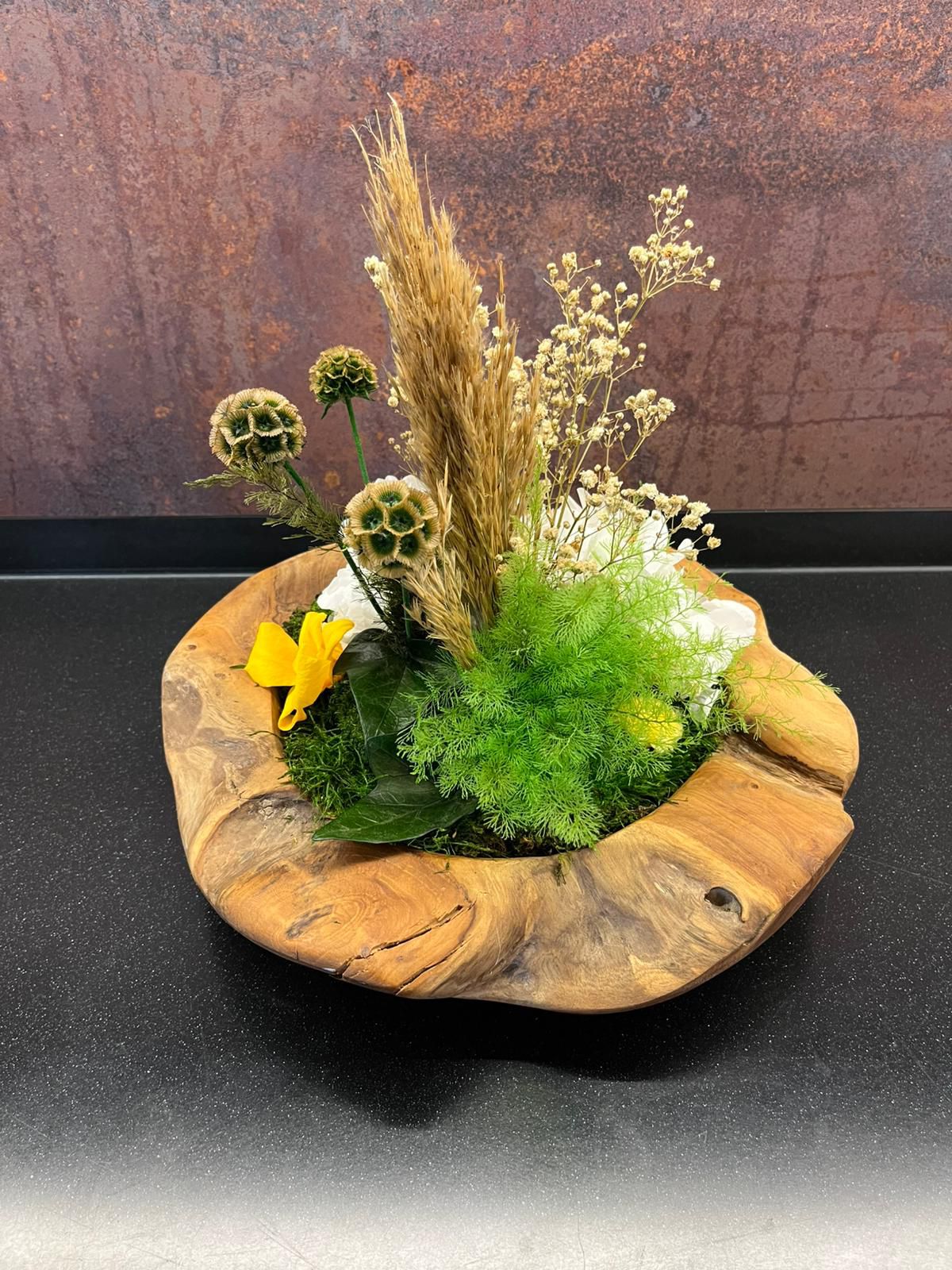 Teaková machová miska – natural prináša do interiéru nielen vizuálnu krásu, ale aj teplo, prírodnú energiu a elegantnú atmosféru.