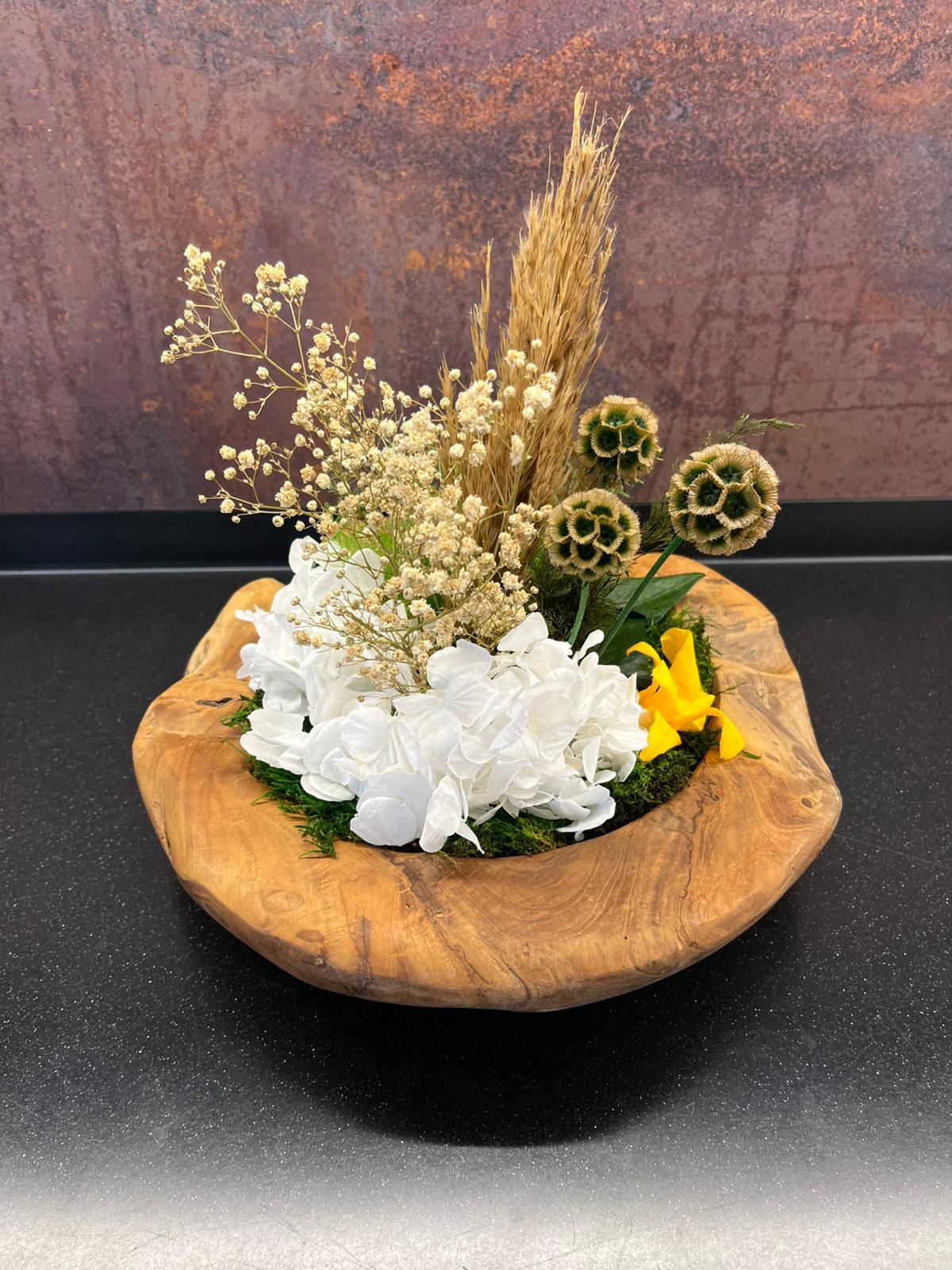 Teaková machová miska – natural prináša do interiéru nielen vizuálnu krásu, ale aj teplo, prírodnú energiu a elegantnú atmosféru.