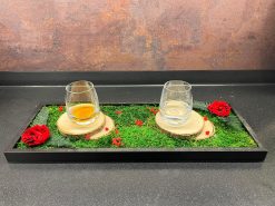 Machový podnos na poháre v červenom prevedení spája estetiku, funkčnosť a prírodu do harmonického celku. Každý detail pôsobí premyslene, každá farba má svoj význam a každé použitie prináša radosť. Tento podnos sa tak stáva viac než len doplnkom – stáva sa súčasťou domova, ktorý dýcha pokojom, štýlom a krásou.