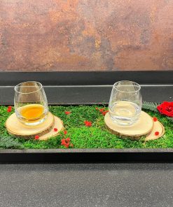 Machový podnos na poháre v červenom prevedení spája estetiku, funkčnosť a prírodu do harmonického celku. Každý detail pôsobí premyslene, každá farba má svoj význam a každé použitie prináša radosť. Tento podnos sa tak stáva viac než len doplnkom – stáva sa súčasťou domova, ktorý dýcha pokojom, štýlom a krásou.