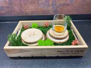 Machový podnos na poháre spája estetiku, funkčnosť a prírodu do jedného harmonického celku. Každý kúsok prináša pocit pokoja a rovnováhy, takže každý okamih strávený pri ňom sa stáva malým rituálom oddychu a krásy.