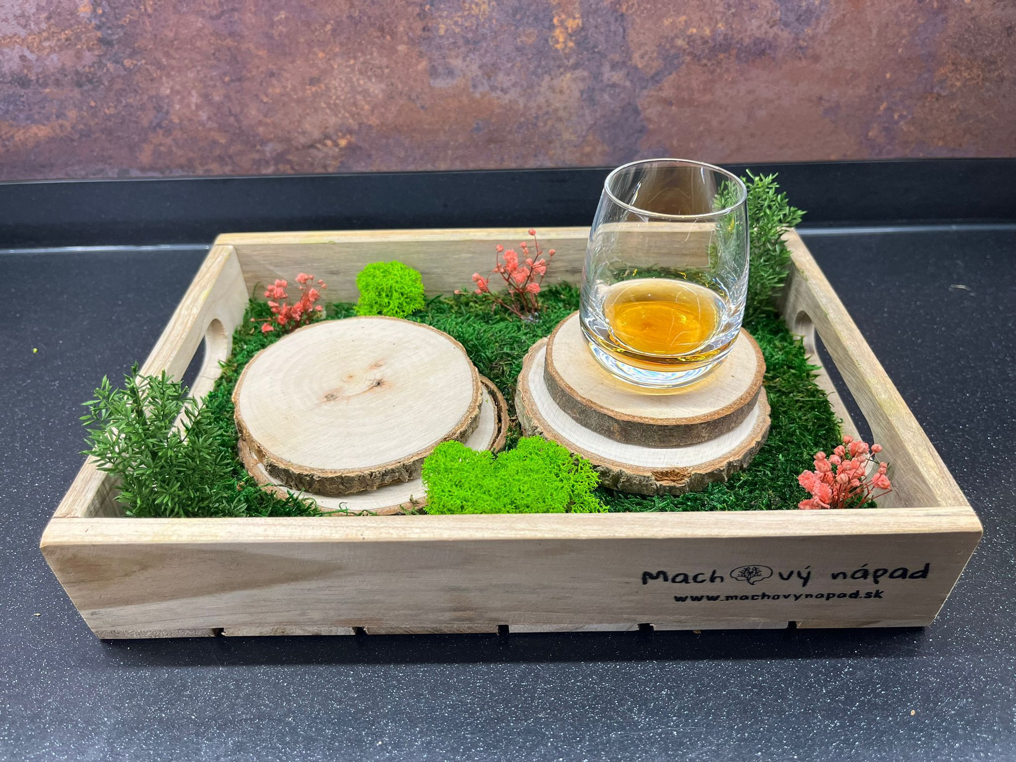 Machový podnos na poháre spája estetiku, funkčnosť a prírodu do jedného harmonického celku. Každý kúsok prináša pocit pokoja a rovnováhy, takže každý okamih strávený pri ňom sa stáva malým rituálom oddychu a krásy.